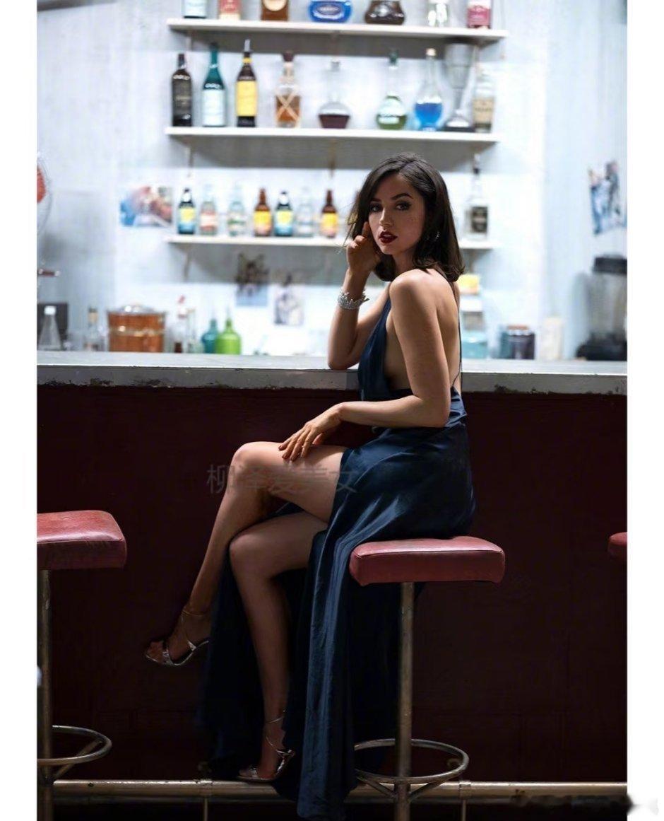 安娜·德·阿玛斯《007无暇赴亖》里的造型真美爆了… ​​​