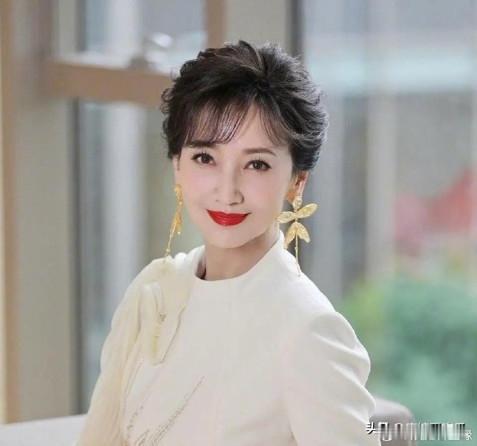 赵雅芝现在最头痛的
不是狂热粉丝
也不是黄牛
而是自己明明都72岁了，怎么还这么