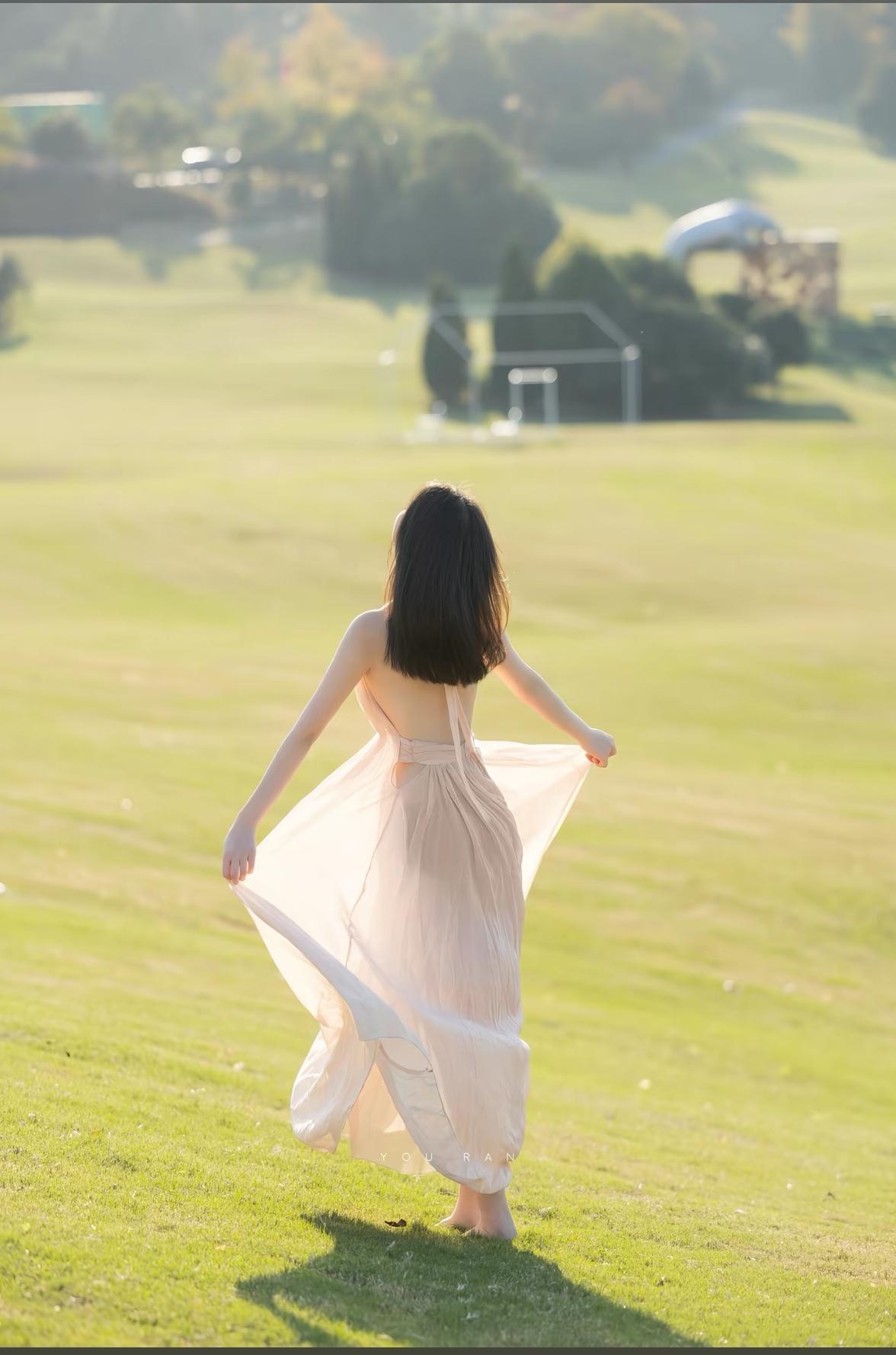 风起时，裙摆舞，心随景动。