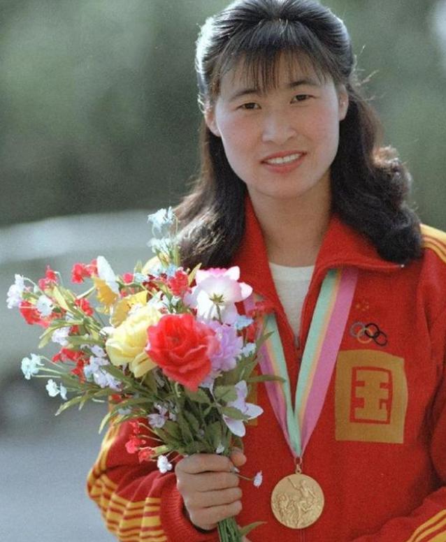 1984年，栾菊杰在洛杉矶奥运会上，拿到人生的第一个击剑冠军后，很快就移民加拿大
