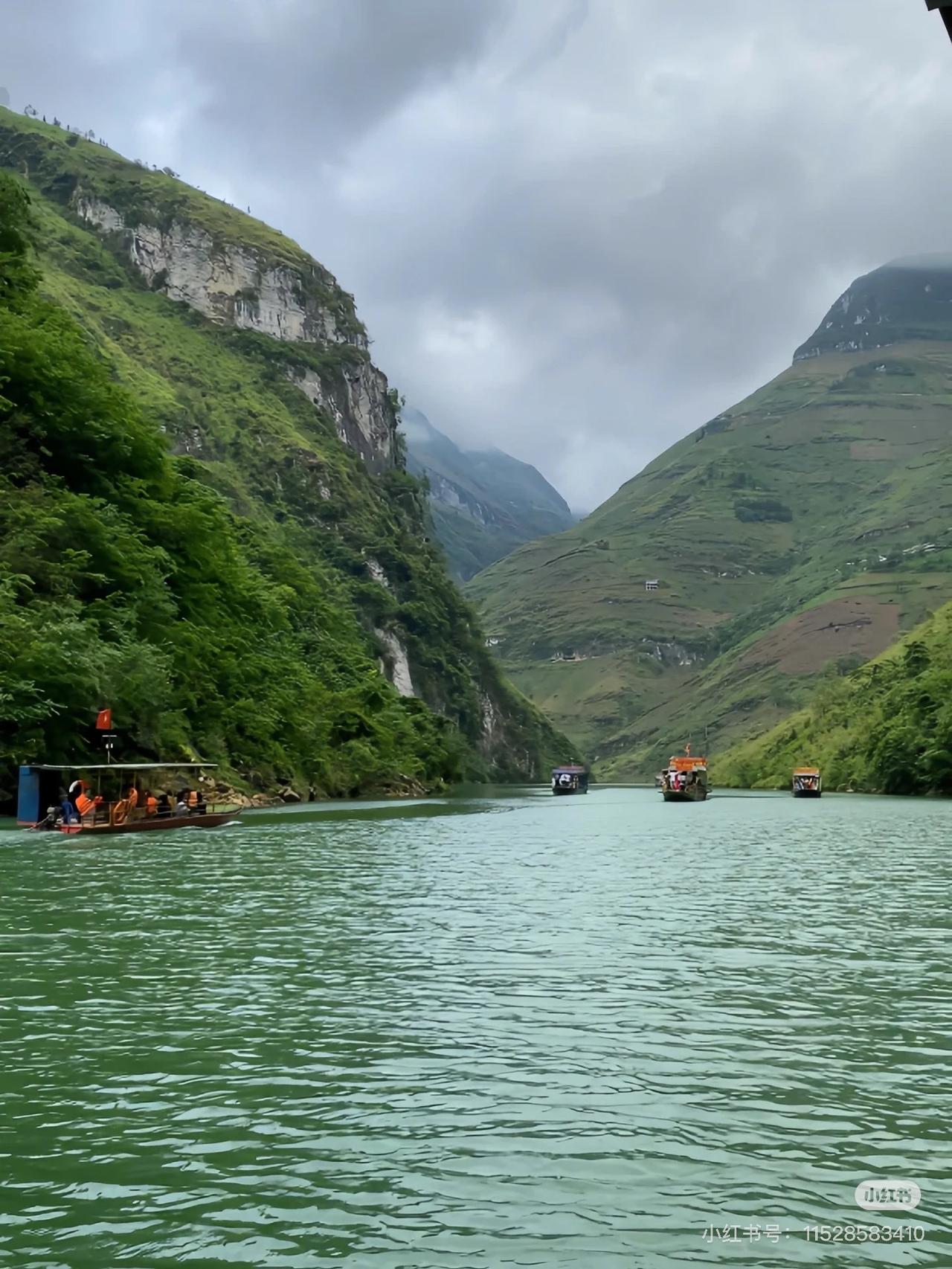 下联，请雅对1. 云淡风轻

2. 柳绿花红