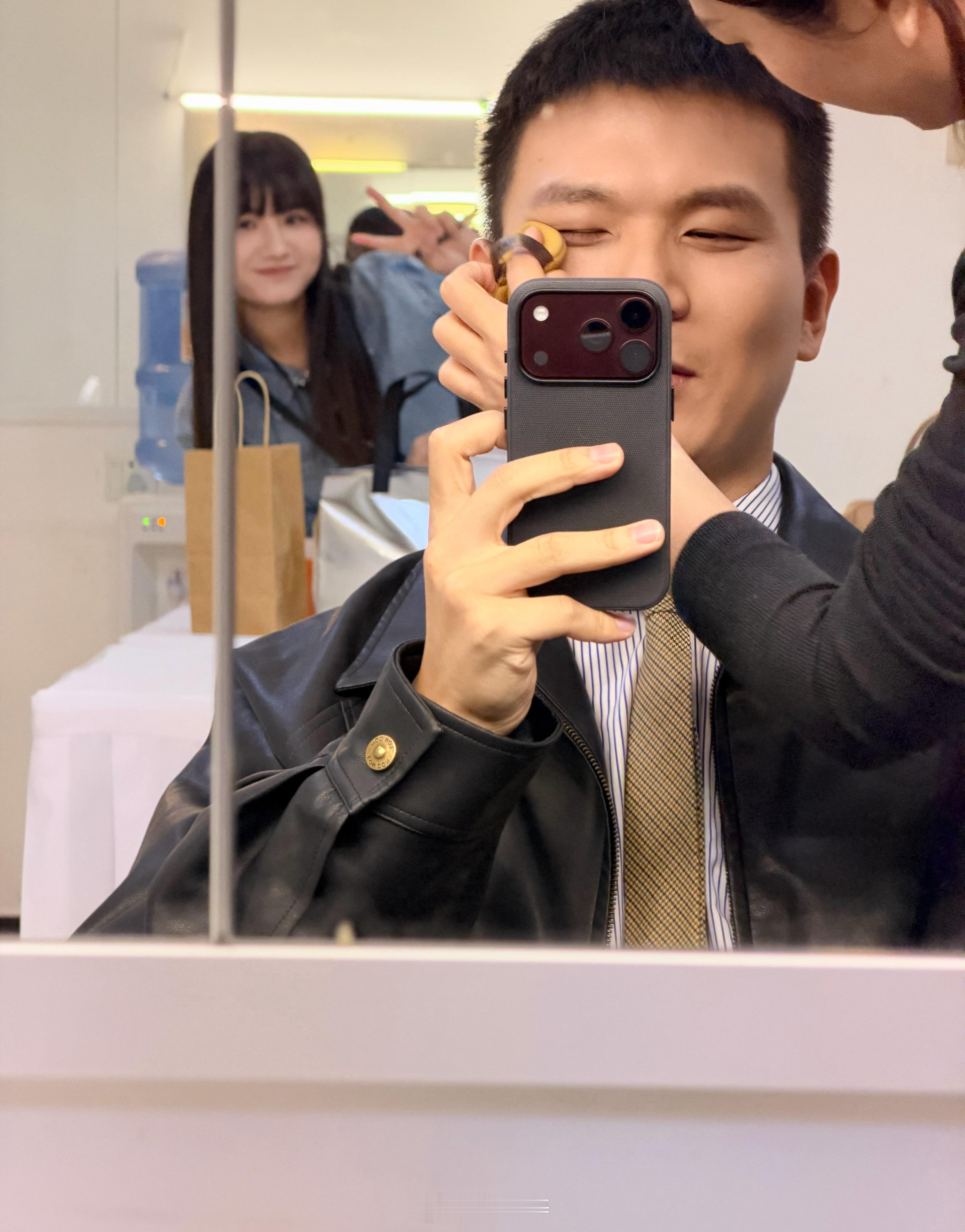 今天北京的天气可真好下午要进棚录个节目，因为有大Boss安保好严格，过了三道安检