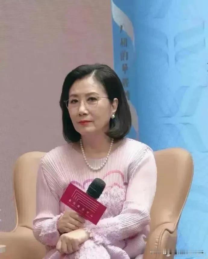 汪明荃近80岁了，头发还这么乌黑亮丽，真是让人羡慕啊！优雅地老去，真是我们学习的