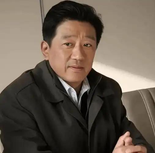 一个演员，戏拍了七成，突然要求片酬翻倍，不给就罢演。导演二话不说，把已经拍好的几