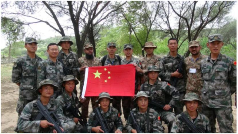 2017年，中国陆军参加国际比赛进入原始丛林，突然遭遇险情，队员们正准备向外求救