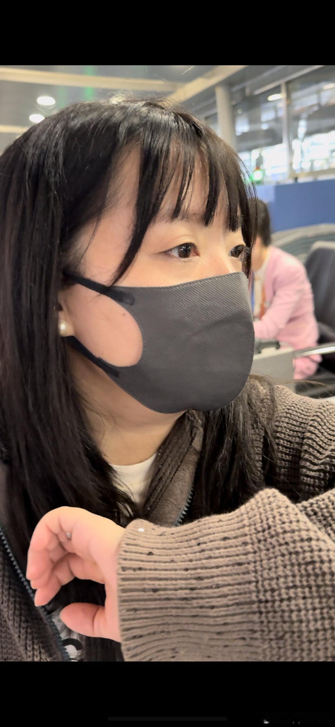 给我老婆整懵逼了。吉祥航空的地服说箱子贴了易碎品箱子坏了不赔偿[费解][费解]。
