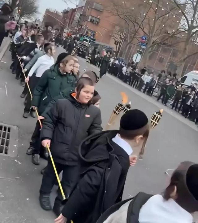 美国纽约的街头，大批犹太人成群结队地聚集……看着犹太人的发型，我不禁想起了中国历