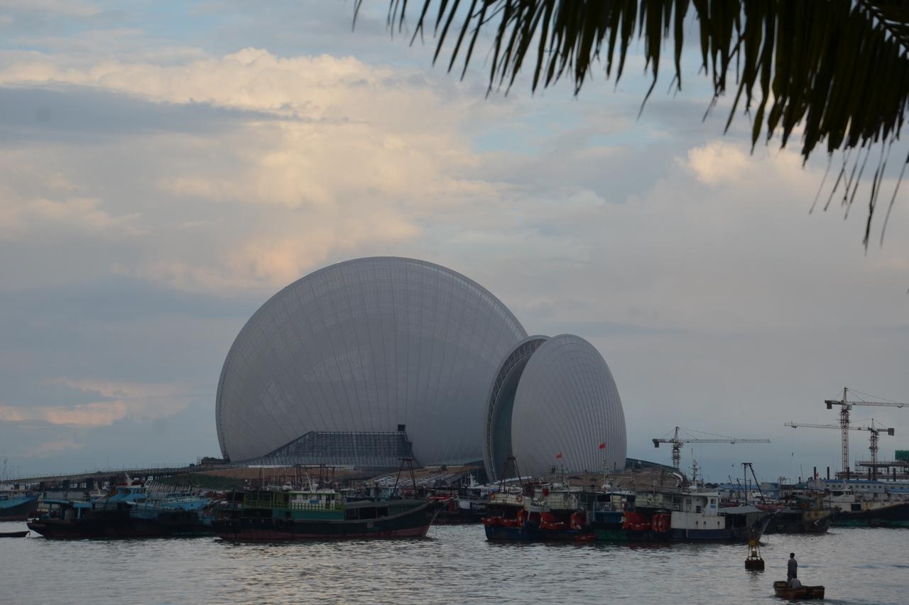 照片展现的是建设中的珠海大剧院。珠海大剧院在2017年建成并对外开放，当地人叫它