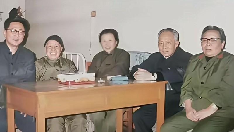 1981年，301医院病房，此时粟裕大将重病住院，几位当年华东野战军的老战友专程