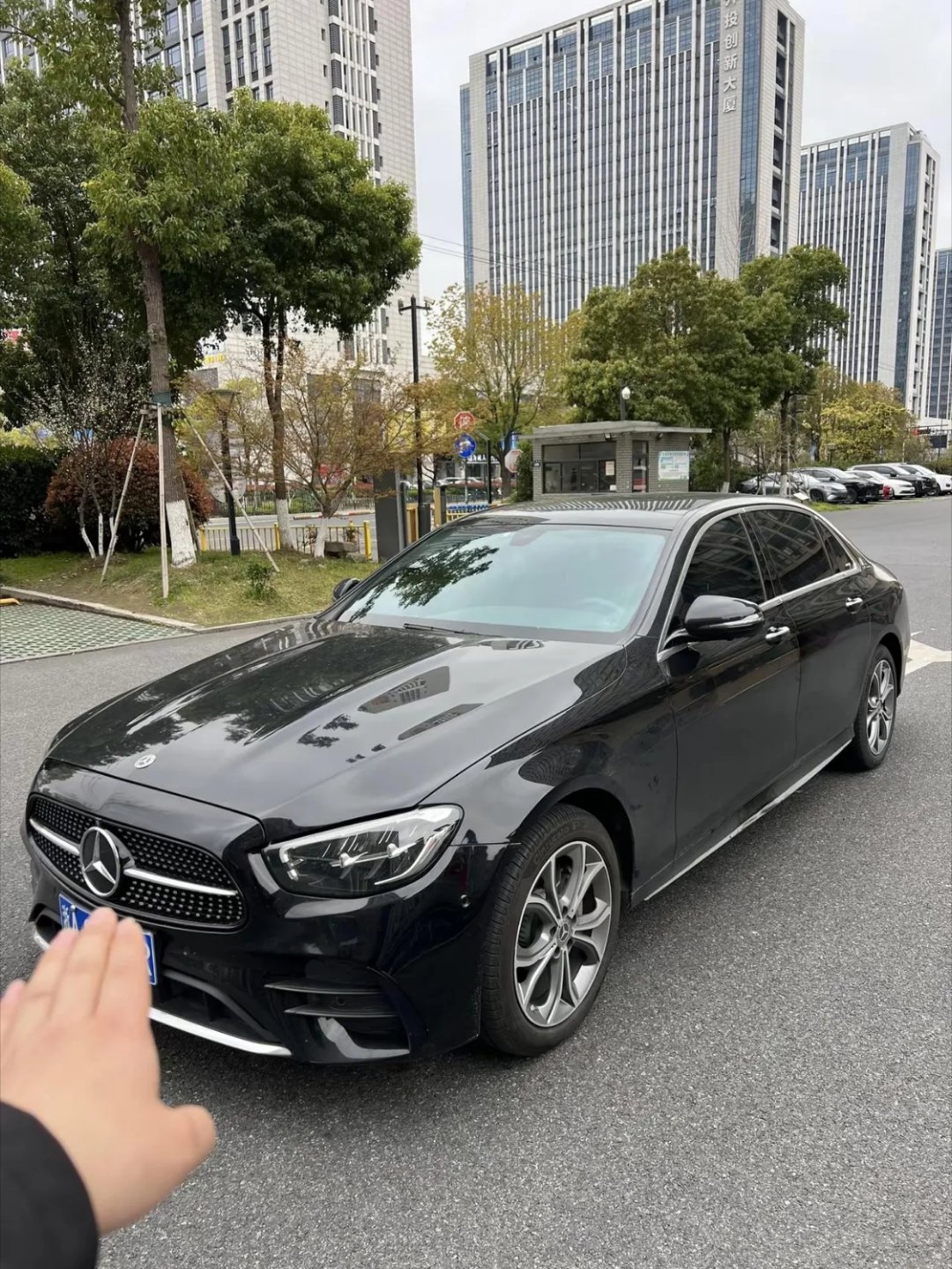 27万多淘了台22年的奔驰E300L豪华。只开了4万公里 
