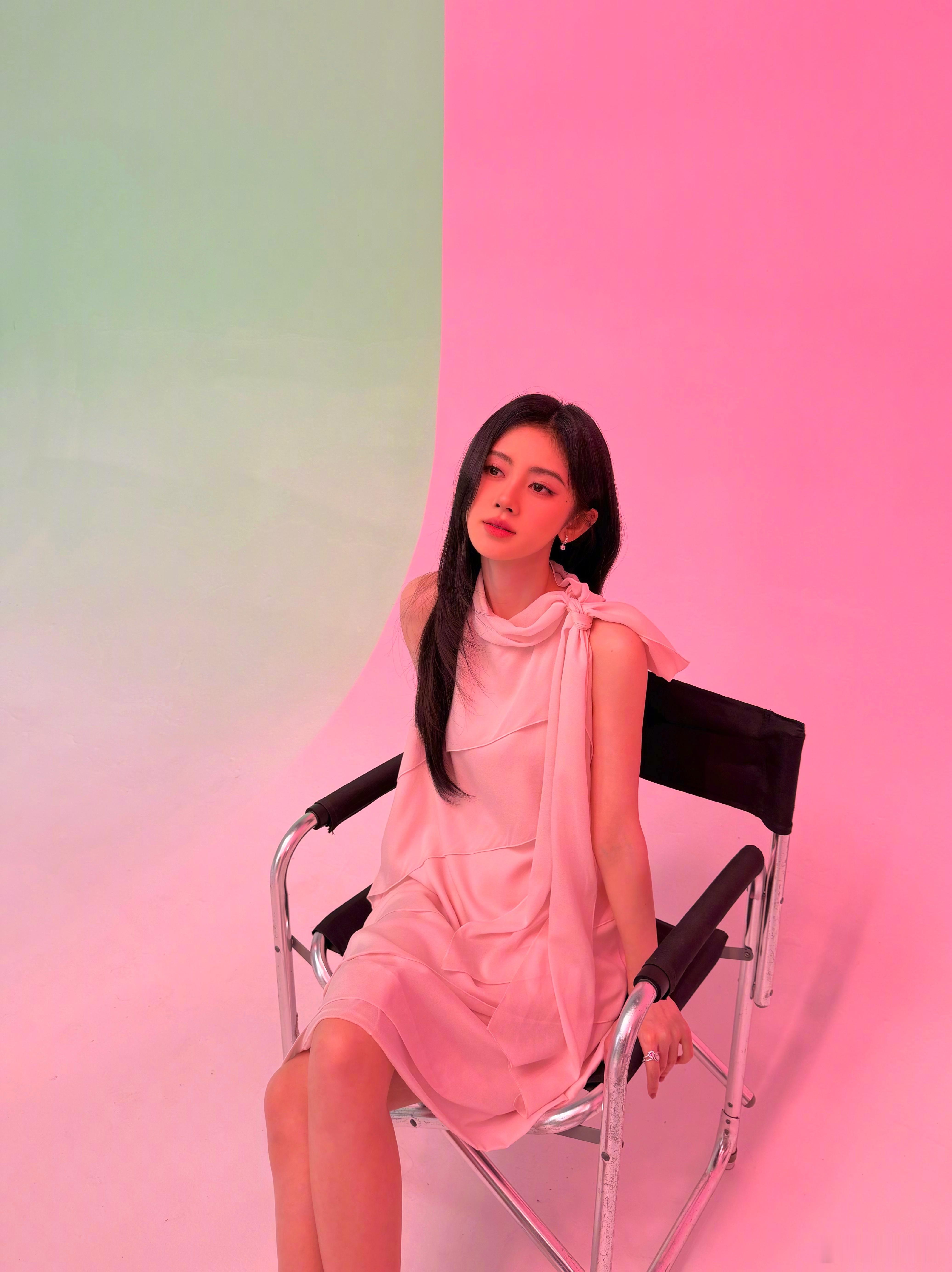 jjy鞠婧祎 jjy鞠婧祎露芜衣 "从晨光熹微到红霞漫卷 爱意从未落幕" 𝐅?