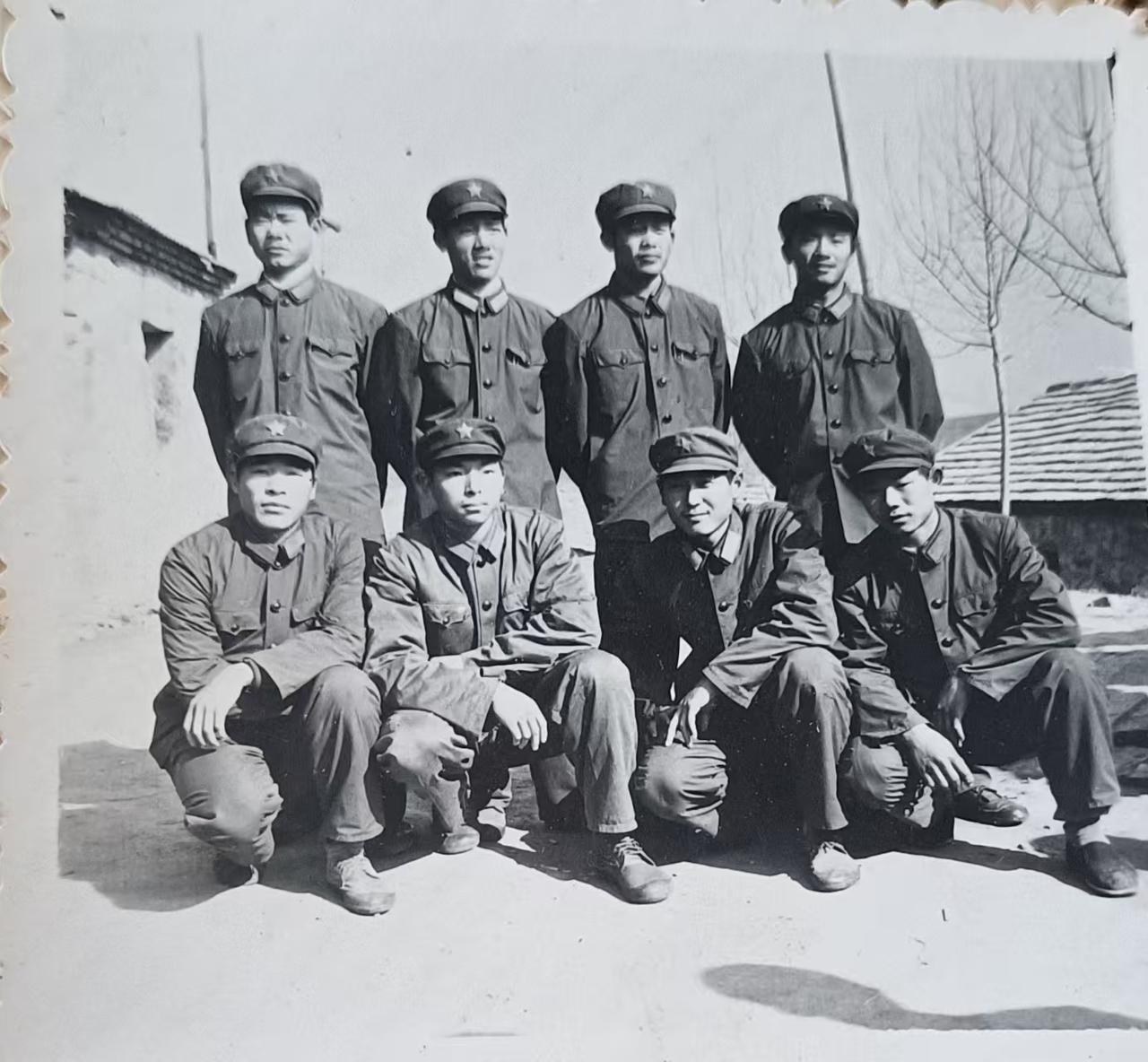 微信，A丨图片拜年，不如打个电话直接问侯，按地气。
正月初一，安徽宣城李班长一大