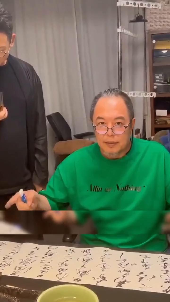 别再同情张铁林了，身患重病无人照顾的他完全是咎由自取。回想当年在拍摄倚天屠龙记时