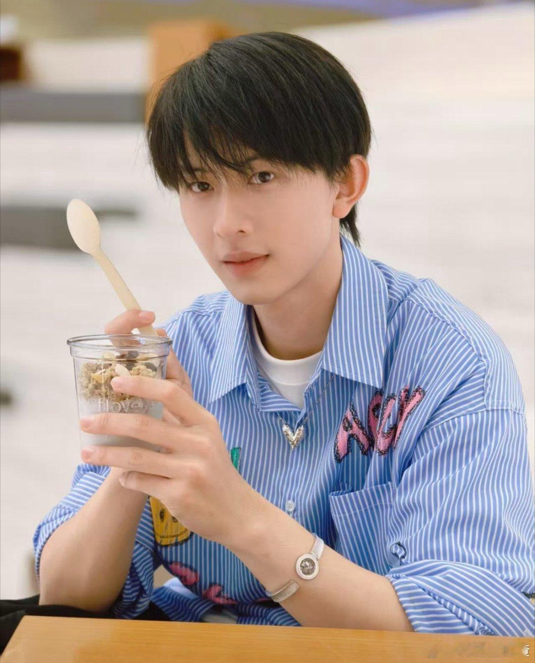 陈添祥红毯新中式造型 陈添祥红毯惊艳全场！新中式穿搭帅炸，手捧橙子水灵亮相，带着