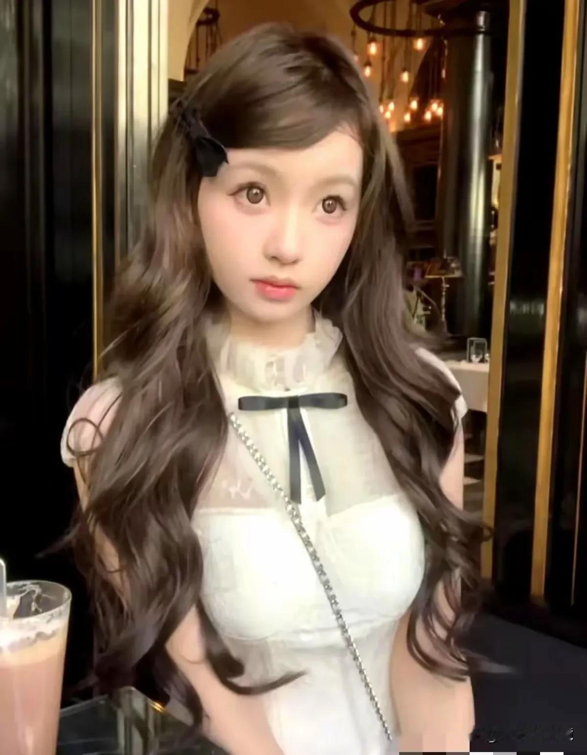 有人说这个如瓷娃娃一般的女孩懒懒，应该是王思聪最后一任女友了。
为什么这么说呢，