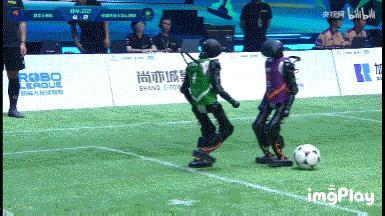 說倒就倒，假摔一流，首屆機器人足球賽歡樂多：有何意義？