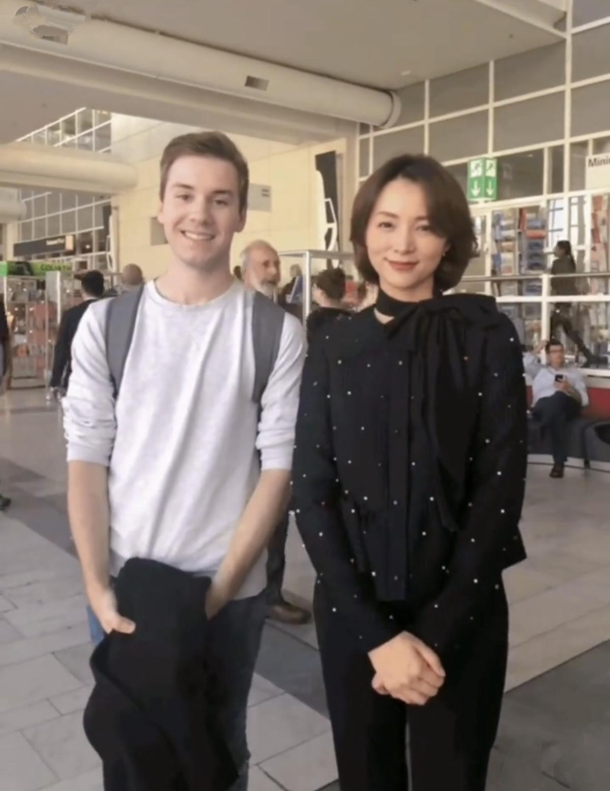 连这个外国小伙都对董卿喊:董卿姐姐回来吧！