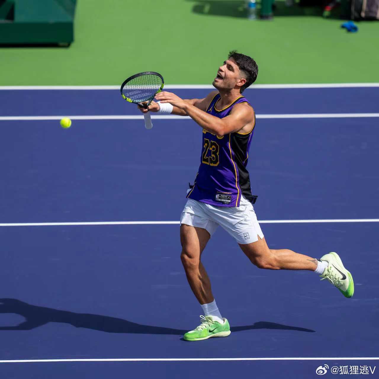 新赛季不败的阿卡顶着新剪的锅盖头亮相印度安维尔斯训练场。不管大家觉得好看不好看，