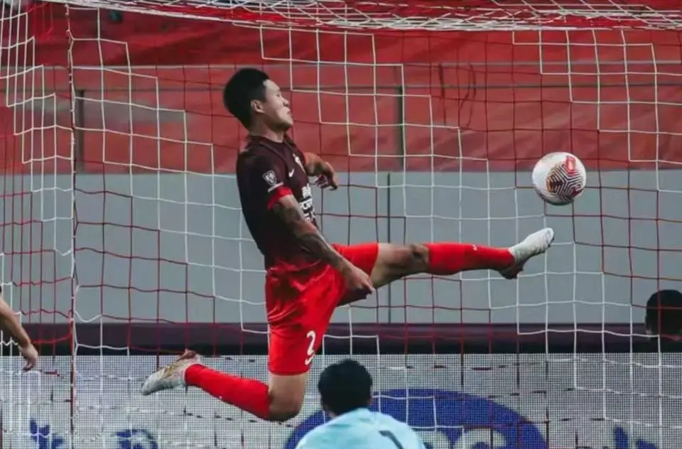 大连英博至少击败了三家下赛季参加中超的球队，拿下了这条转会市场上的中卫大鱼。洛杉