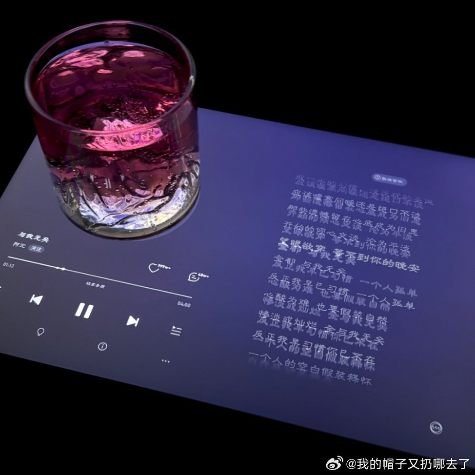 当代年轻人的音乐依赖症耳机是当代年轻人随身携带的避难所。我们依赖音乐，不是沉迷旋