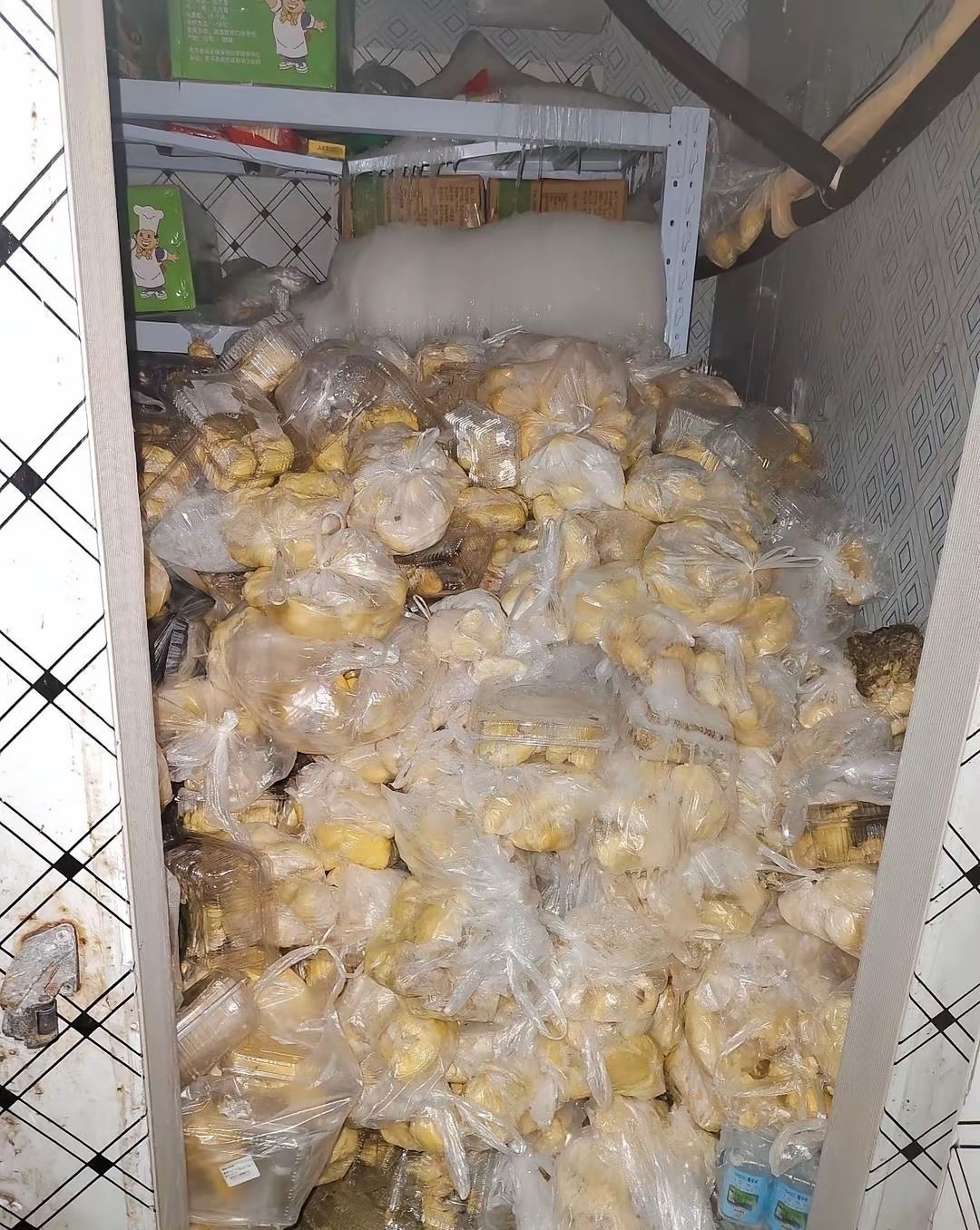 看到这一幕，再也不吃榴莲了 