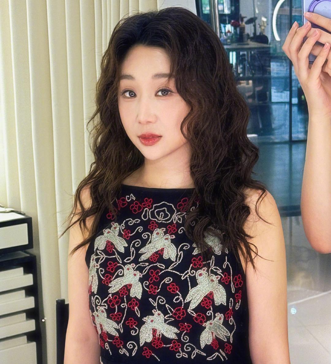 傅首尔肉眼可见状态很好离婚后傅首尔变得越来越好红泳装勾勒优越线条，傅首尔从容大方