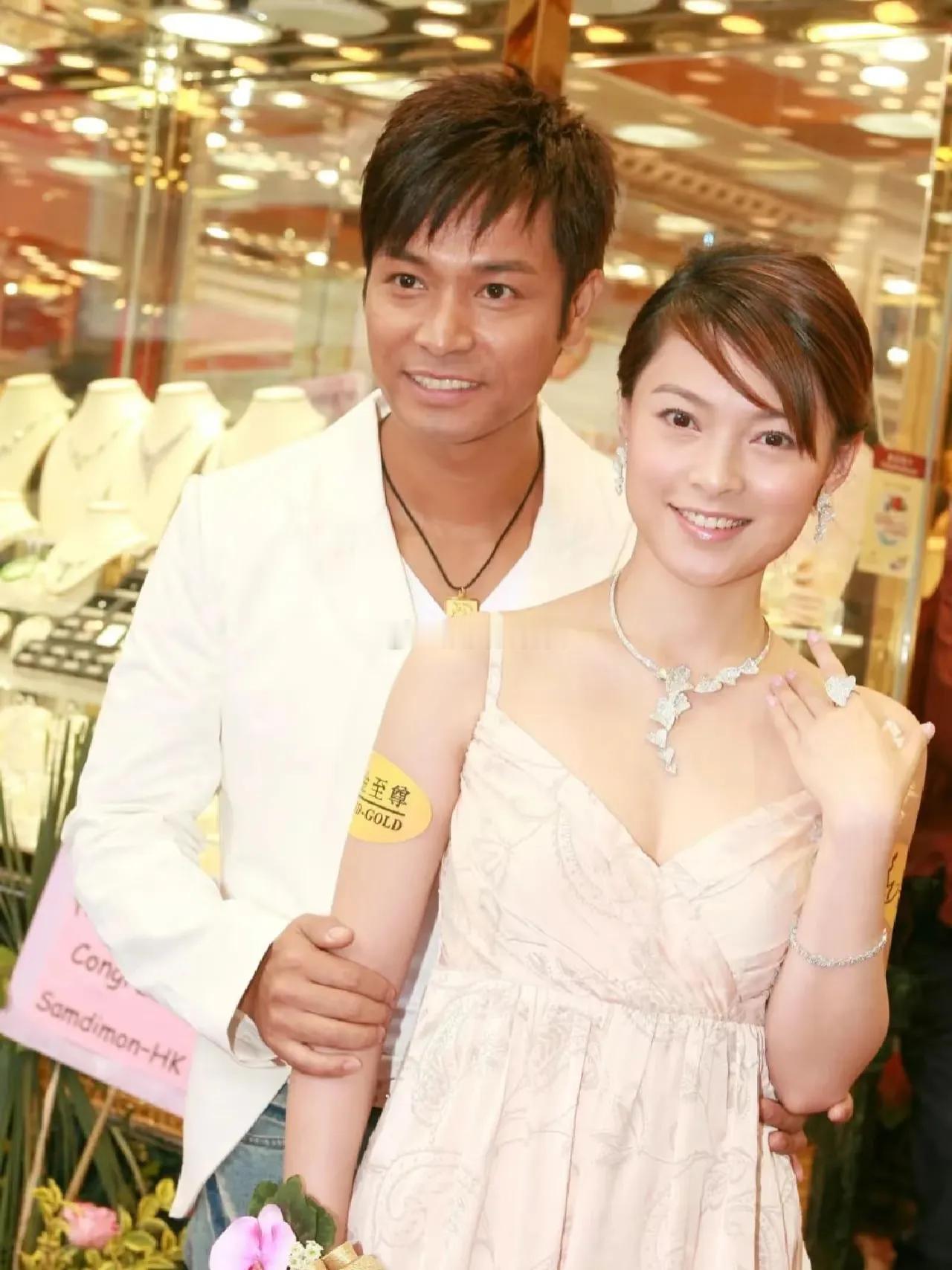 郭晋安与欧倩怡的离婚，其实早有迹象。欧倩怡攻读硕士学位后，自我意识逐渐觉醒，不再