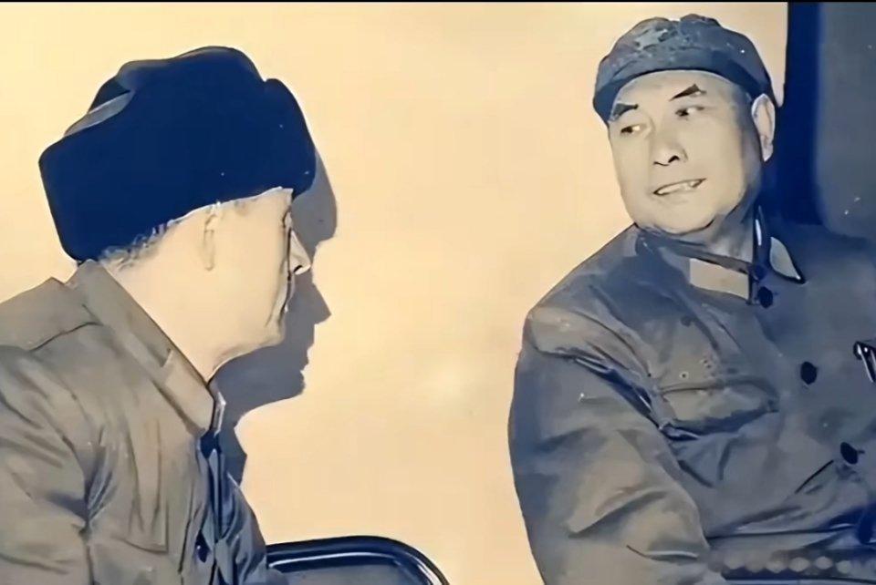 认识照片上的这两个人吗？很多人应该认识右边的这位。一一当年的127师的师长，大名