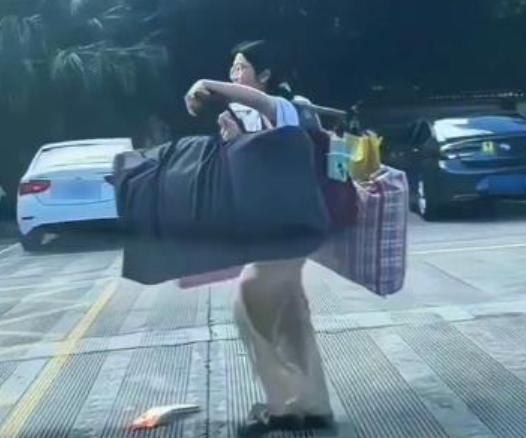 高考落幕，一肩挑起沉甸甸的归途：桂林女生挑行李回家感动全网
高考结束的喧嚣渐渐散