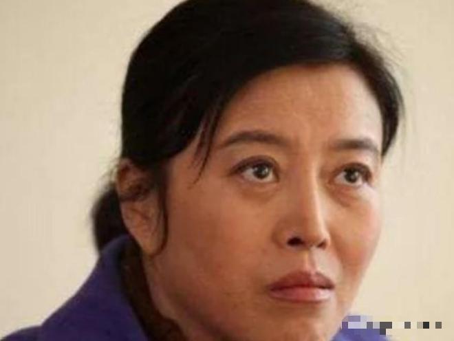 [太阳]2002年，功成名就的孙红雷忙了一天后回到家，看到43岁的同居女友丁嘉丽