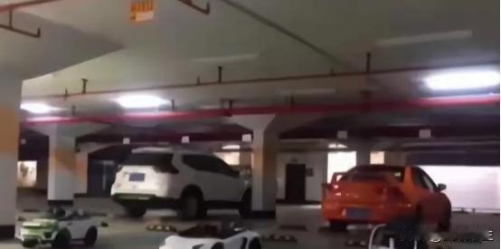 浙江，一男子买了3个车位，将儿子3辆玩具车，拉到车位上停放，可小区保安却让男子将