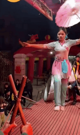 这几天美国一些买方、卖方都出来说 AI 泡沫太大了。其实之前也有人说，只是现在说