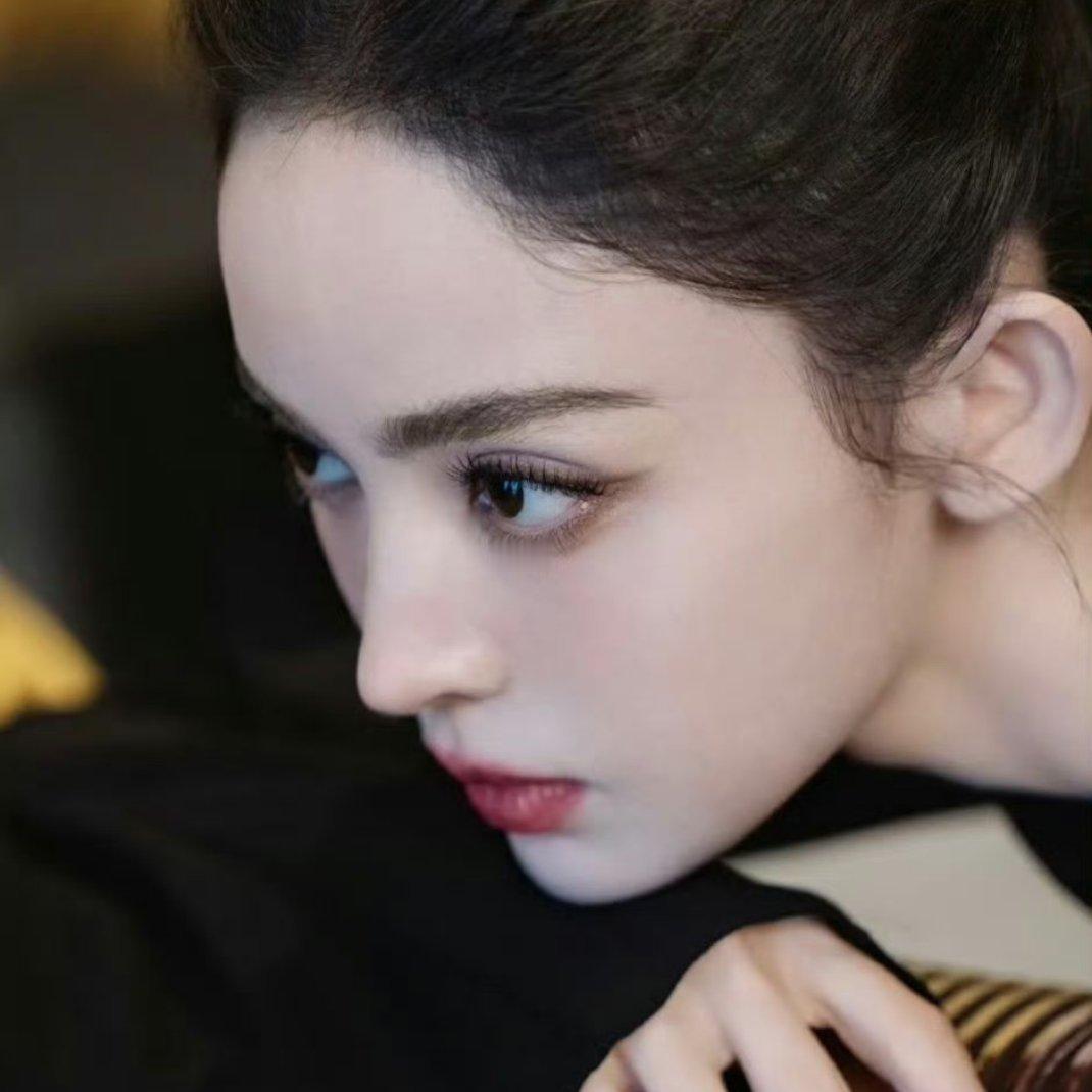 娜扎不会贴假睫毛娜扎完全不用贴睫毛吧！ ​​​