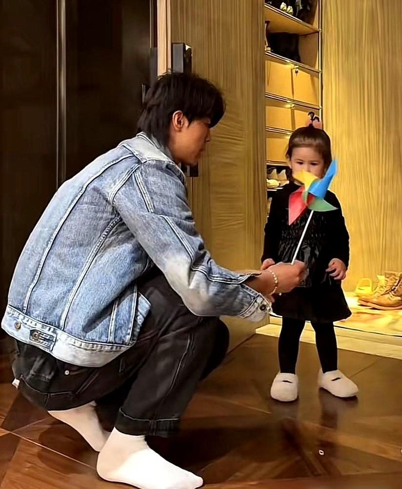 网红“盈公主”和纳迪尔的姐弟恋，全网都在磕，但细想总觉得哪不对劲。

一个身家2