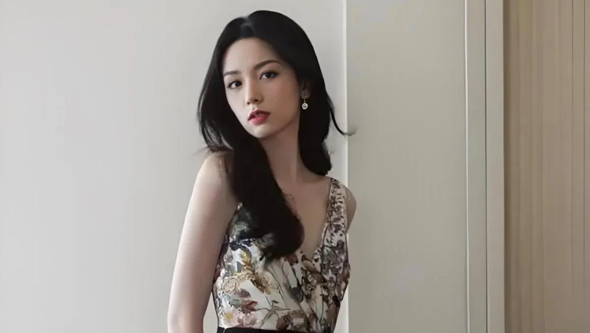 空有皮囊的戛纳“惊艳”？周也的星途迷雾
 
周也戛纳红毯生图引爆热搜，评论区满是