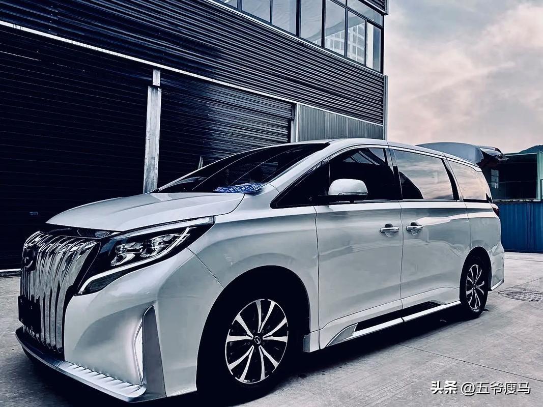 前阵子还在跟朋友吐槽，说带全家出门就像打一场硬仗：我爸嫌车费油，开一趟高速心都跟