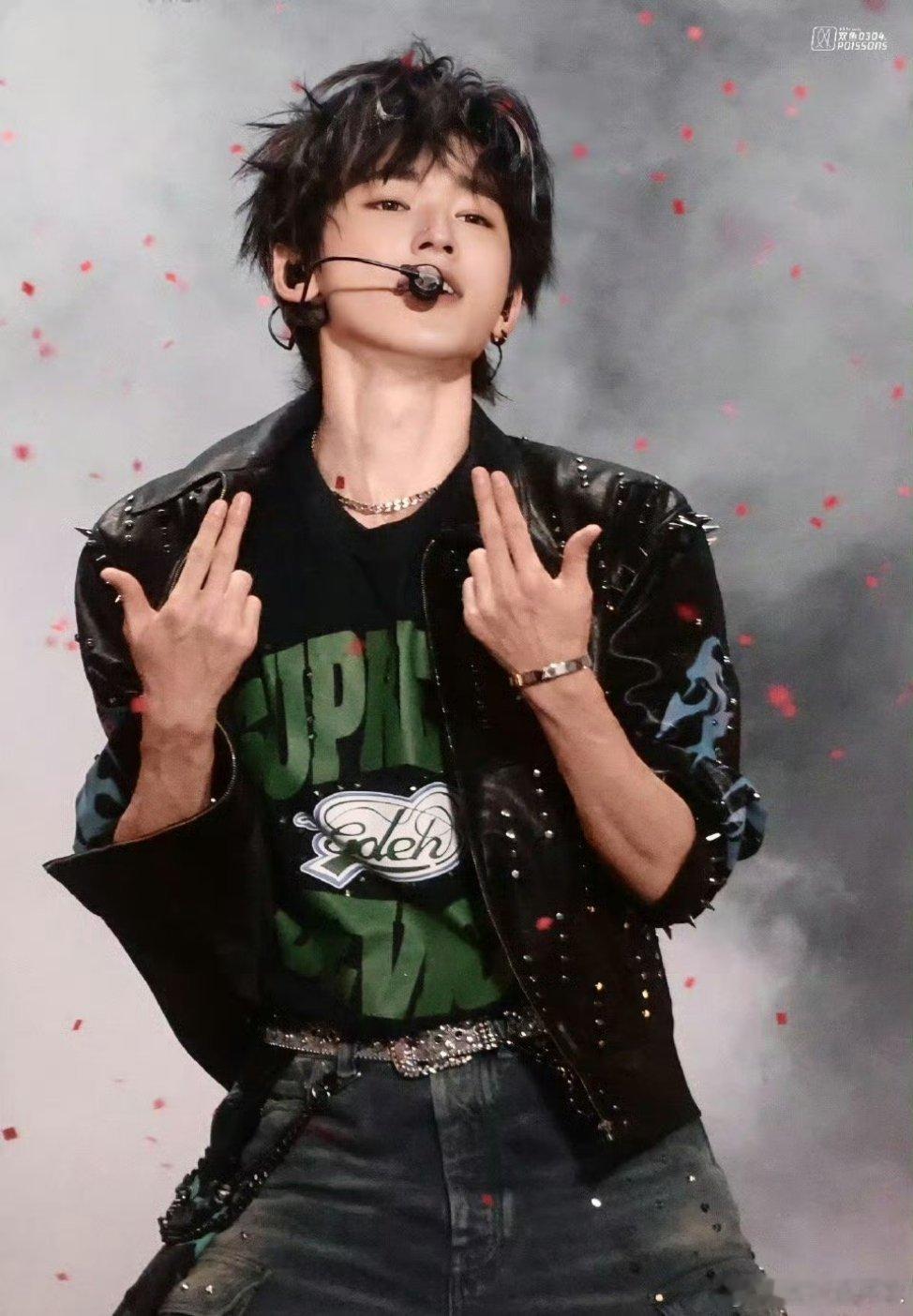 宋亚轩 游刃有余舞台表现力宋亚轩这状态绝了！少年感混着松弛感，自带光芒超耀眼~ 