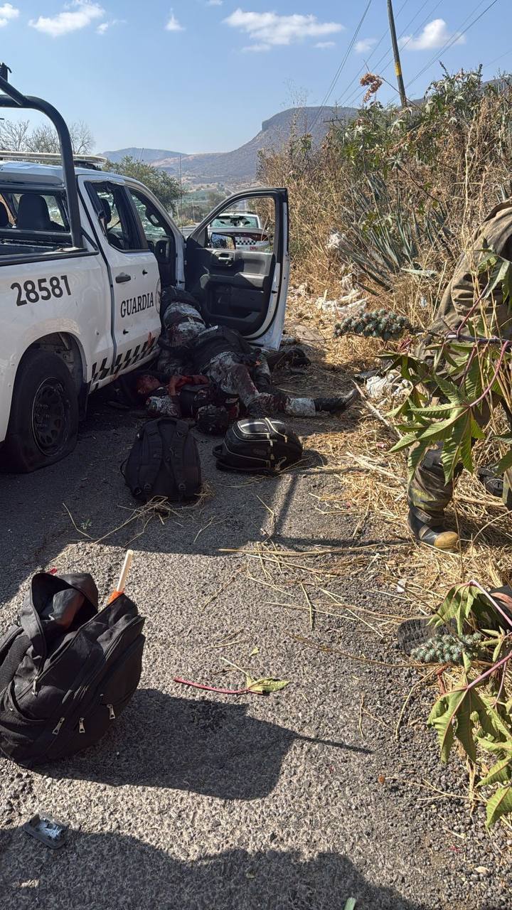 现场画面显示，墨西哥国民警卫队多名成员在哈利斯科州与CJNG贩毒集团发生冲突后丧