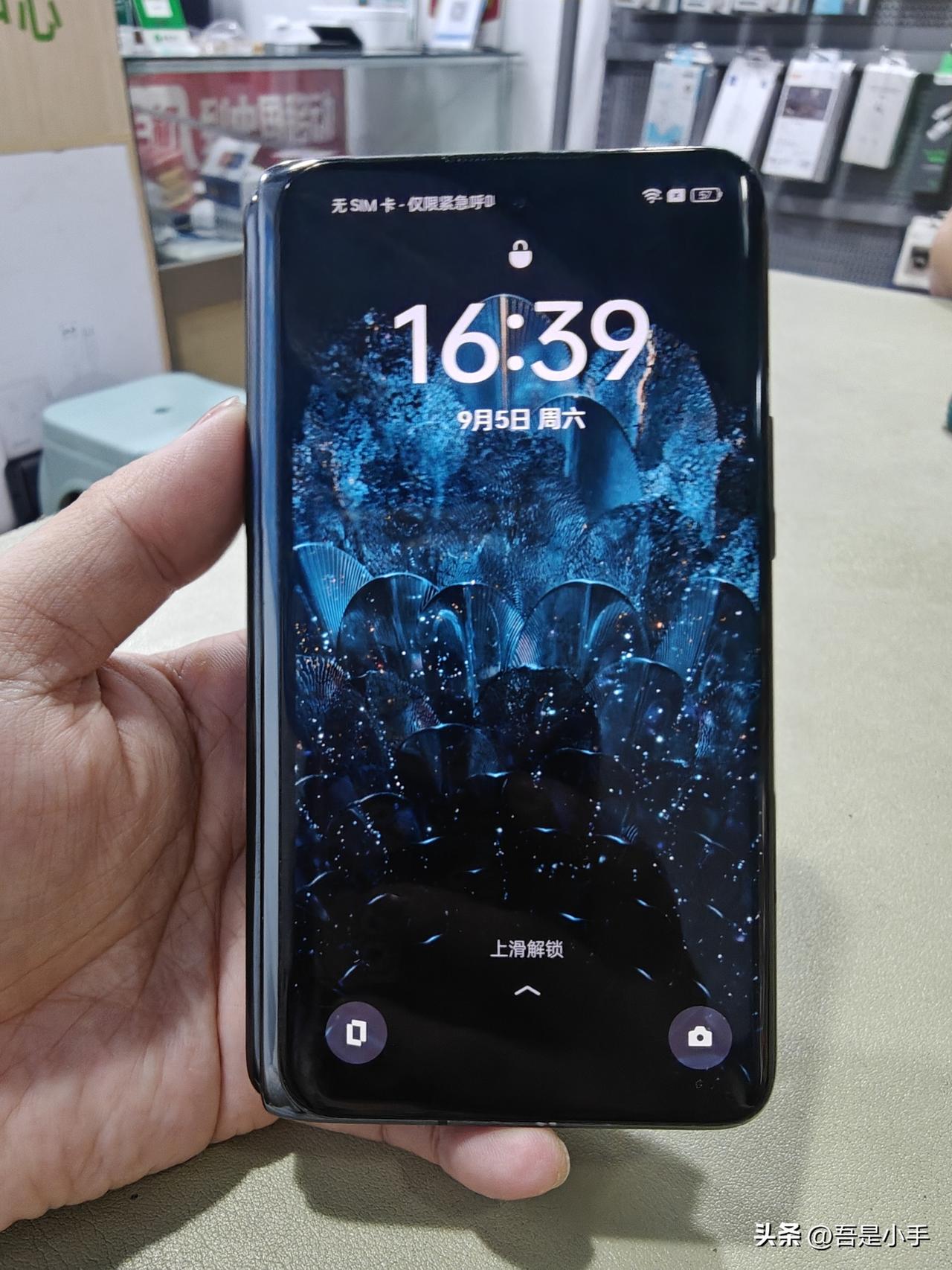熟悉的小老弟说 他朋友想买台折叠机。在线下实体店看上了台OPPO  Find N