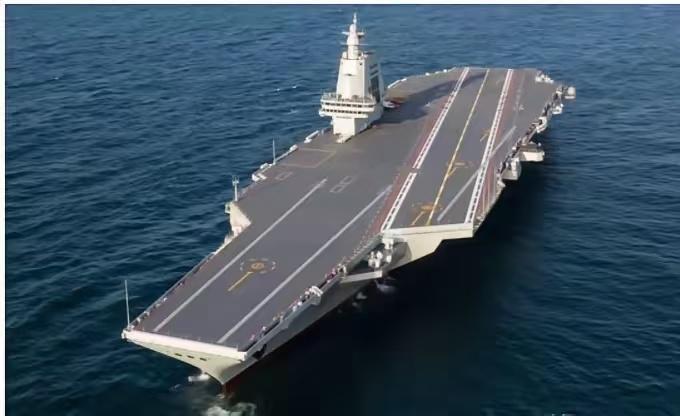 这回美国人可能真要睡不着觉了！东海舰队悄悄干了件大事，两艘万吨巨兽入列，福建舰更