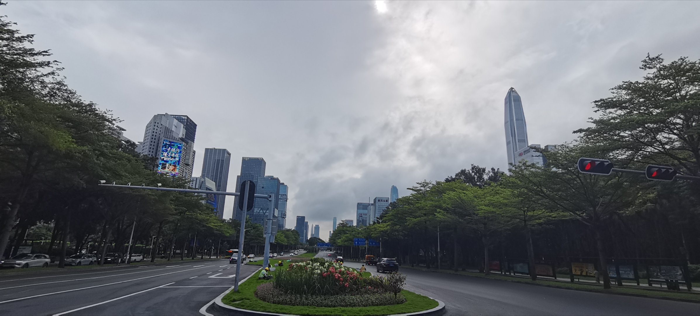 乌云遮不住城市的生机，车来人往，皆是寻常烟火。人间烟火，高楼万象，平凡的路途，也
