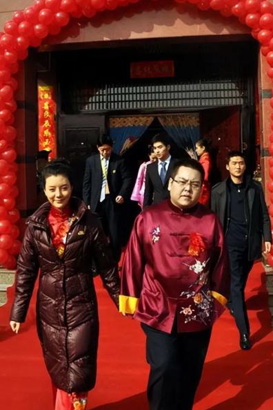 2012年，车晓与身价125亿的丈夫李兆会闹离婚。母亲王丽云知道后，她告诉车晓，