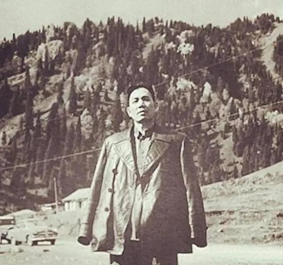 1982年，当过大军区司令的他，生活拮据，每到一处，老部下接济
“老丁，组织上决