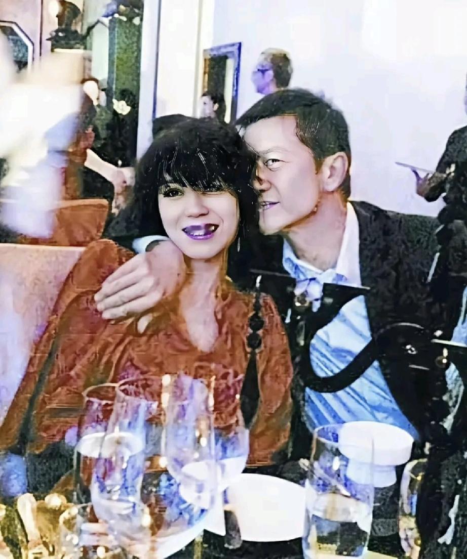 爱一个人，眼神和动作是藏不住的。
李亚鹏捧着李嫣的脸，是爱怜是疼惜；
同款他捧着