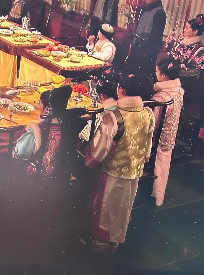 甄嬛传穿帮镜头——淳儿真的在玩手机，我终于看到了！ 