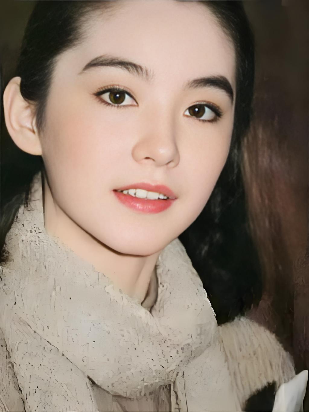 为什么很多人都说林青霞很漂亮 
很多人说林青霞漂亮，这简直是秃子头上的虱子——明