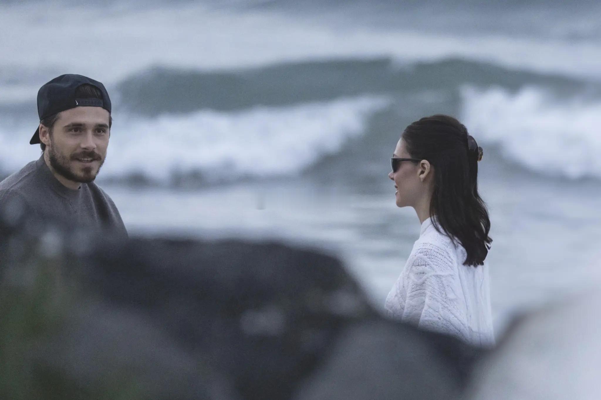 在公开炮轰爹妈（👉网页链接）后，大布和Nicola首次公开露面‼️两人手牵手出