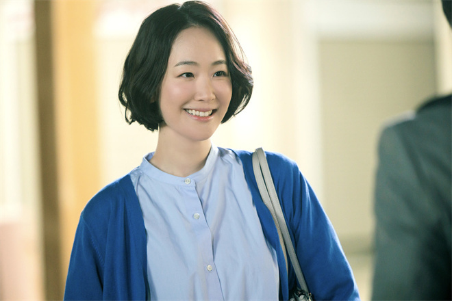 近日，由黑木华主演的电影《#互帮互助#》发布预告。预告开头，叶海（藤间爽子 饰）