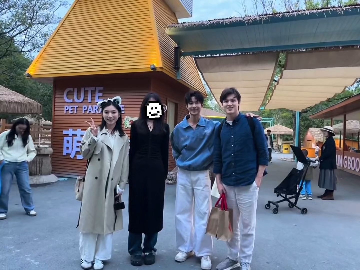 乐远cp[超话] 小远今日份偶遇 玩的开心啊 ​​​