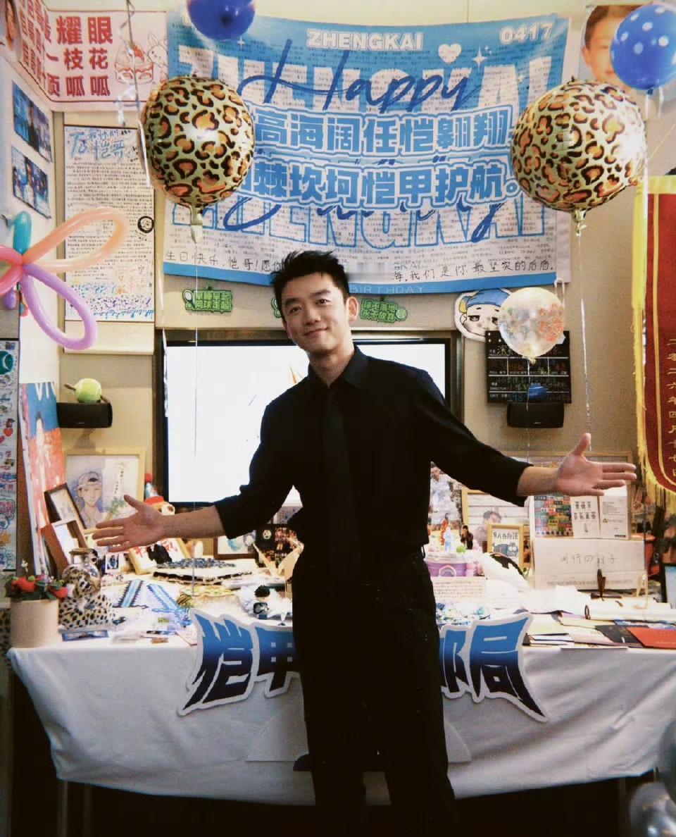 过生日最暖心的莫过于家人老友在身边，郑恺40岁生日，许久没见面的王祖蓝和尹正一起